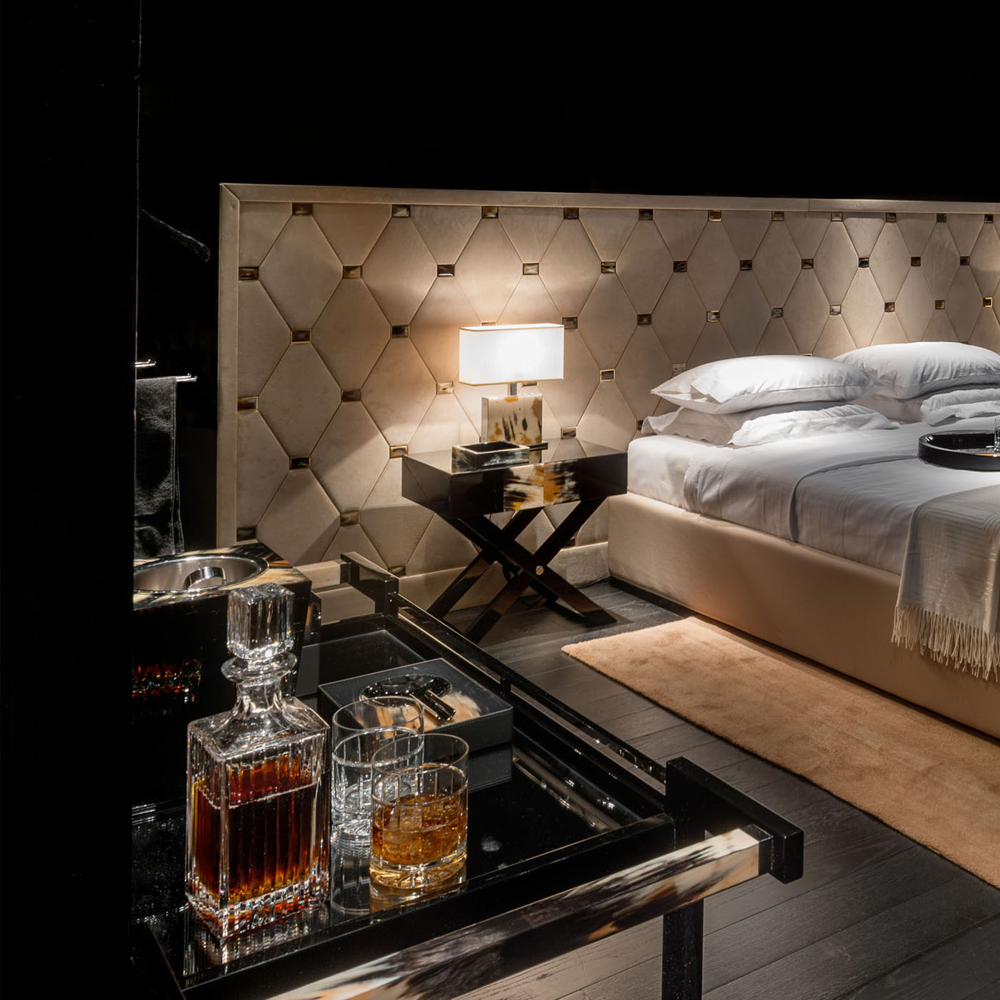 Trolleys and butlers serving tables - Elia trolley in glossy black lacquered wood and horn - ambiance picture - Arcahorn