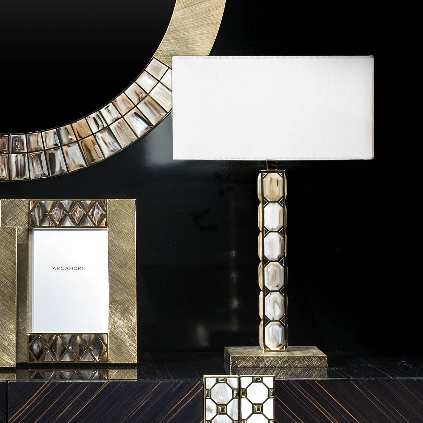 Lamps - Borgia table lamp in horn and handengraved 24k gold plated brass - ambiance picture - Arcahorn