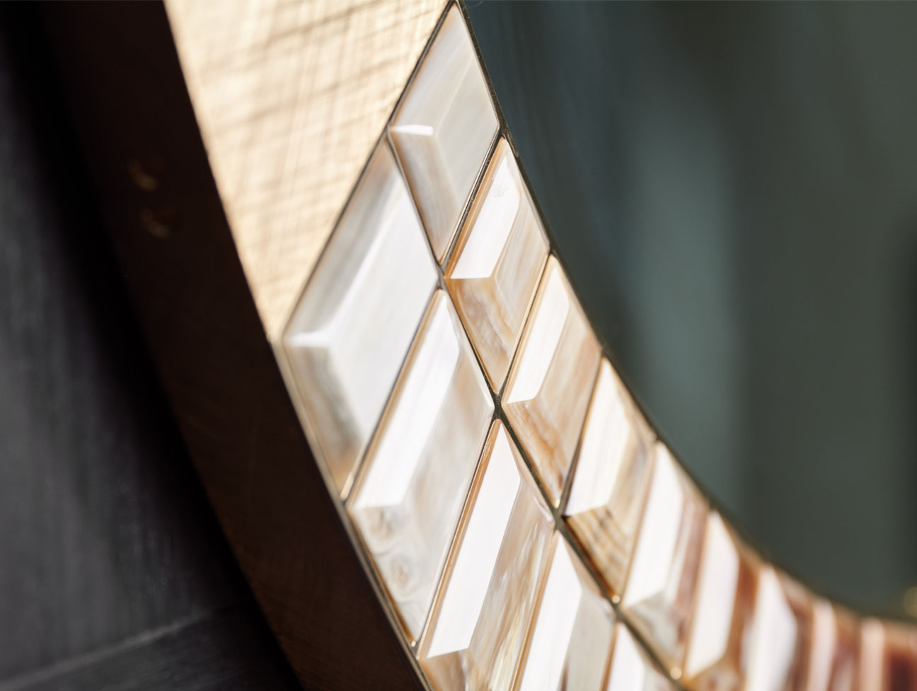 Wall mirrors - Astrid wall mirror in 24k gold plated brass and horn - detail - Arcahorn