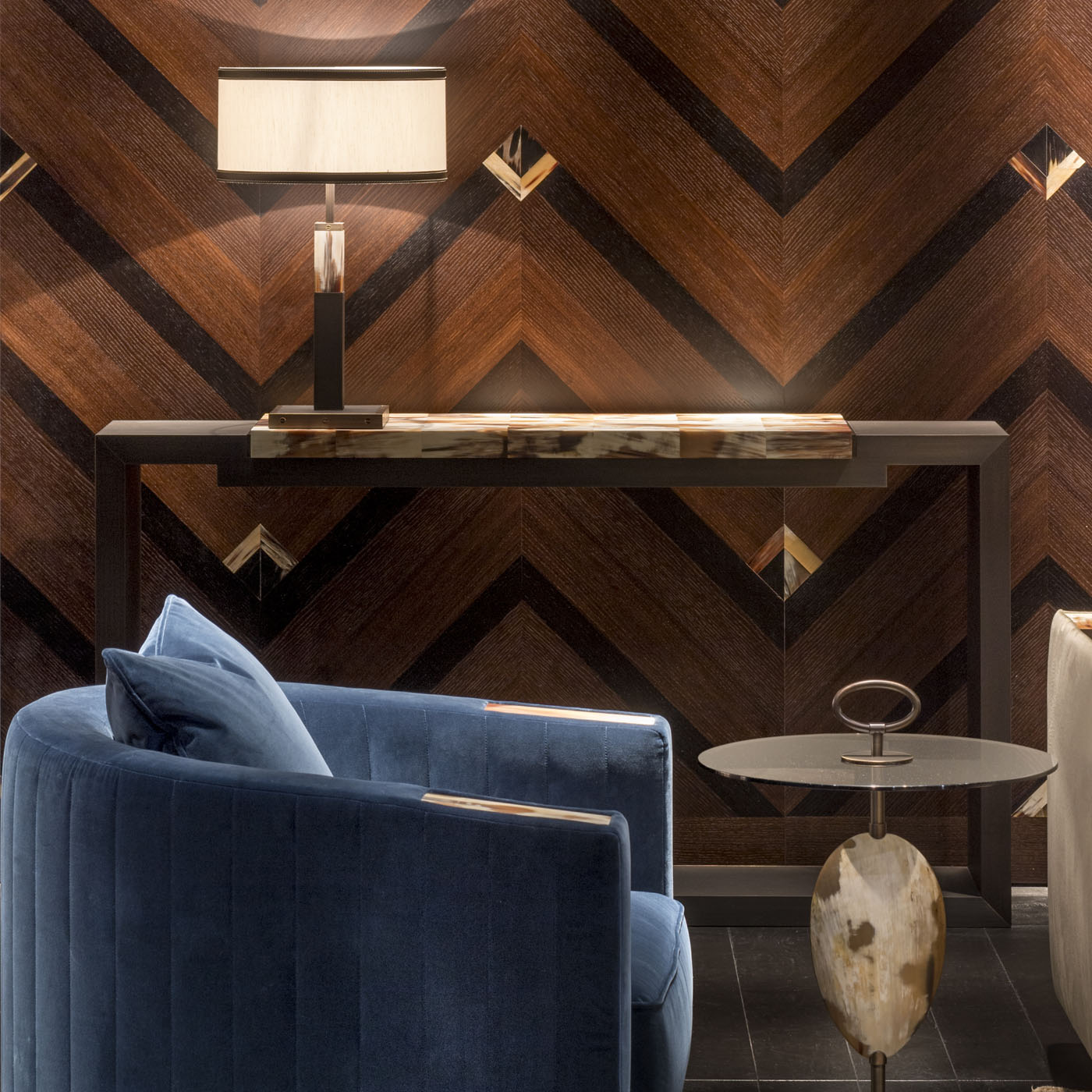 Tavoli e consolle - Essenziale consolle in pelle e corno opaco - ambientata - Arcahorn